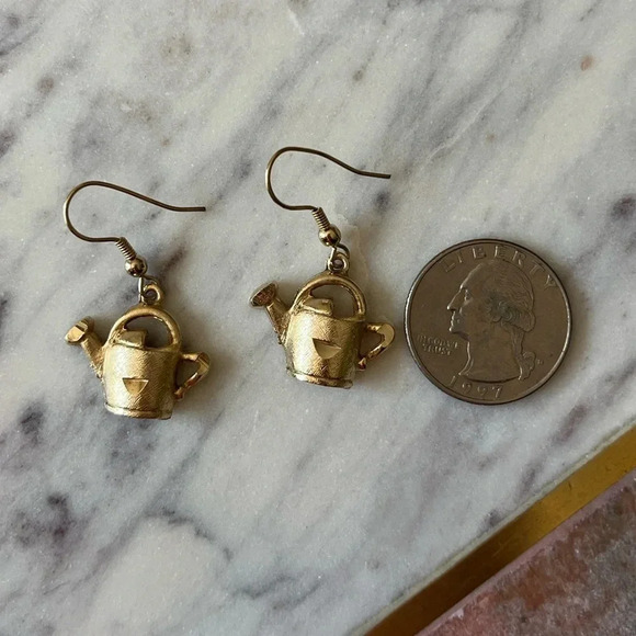 Gold watering can earrings - Picture 2 of 6